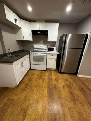 3 Room Set for Up to 8 people- 10 minutes from Kitchener Airport, Walking to Transit